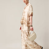 Weite Damenhosen mit Seide