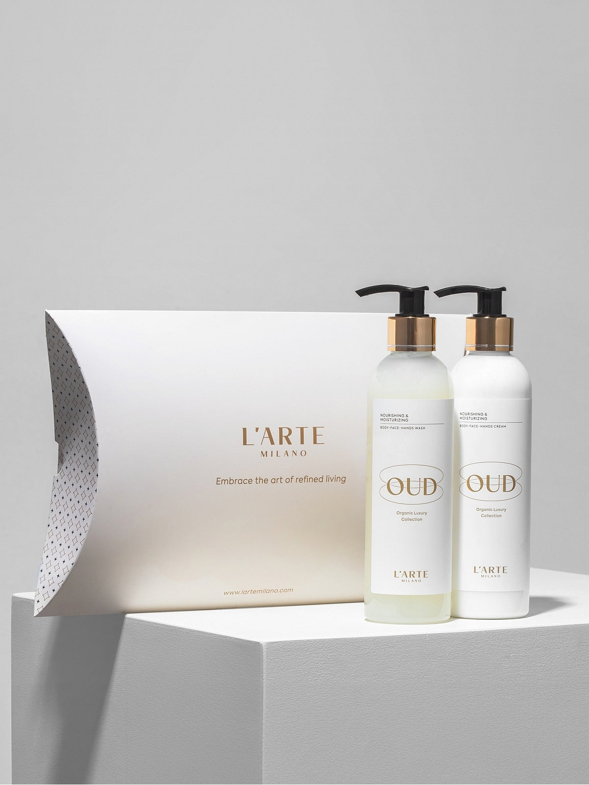 Pflegendes und feuchtigkeitsspendendes Körper-Gesichts-Hand-Set "Oud": Reiniger 250 ml + Creme 250 ml