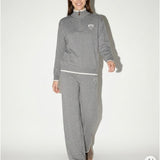 Damenpullover und Hose mit Kaschmiranteil