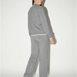 Damenpullover und Hose mit Kaschmiranteil